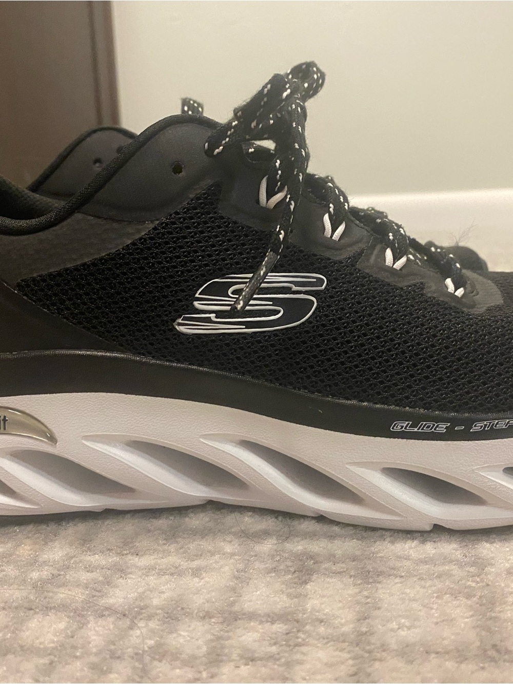 Sketchers Glide Step Arch Fit Black Athletic Sneaker New in Box 8.5 - Picture 2 of 10